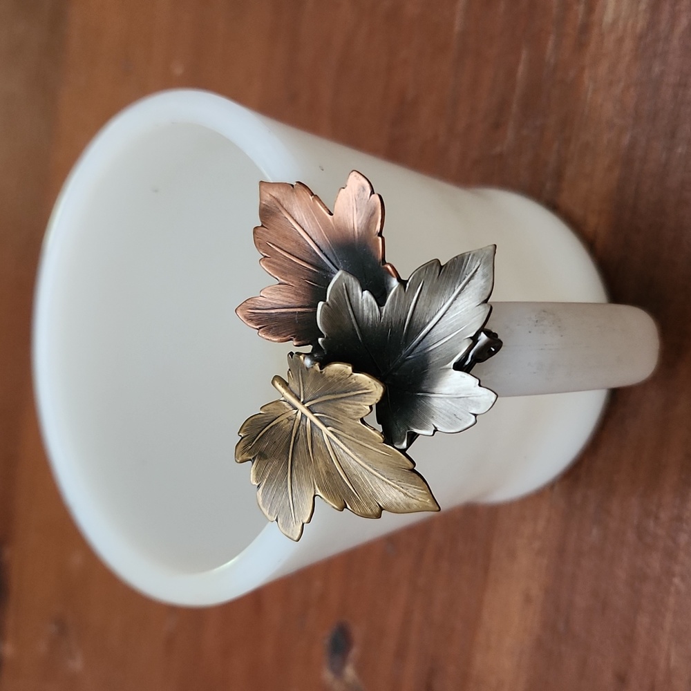 Leaf brooch